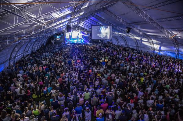 CampFest oslávil dvadsať rokov. Jeho účastníci sa tentokrát modlili za „premenu“